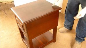 Cómo pintar una mesa de madera natural
