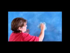 Cómo pintar nubes en la pared