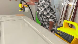 Cómo pintar puertas de madera de muebles de cocina