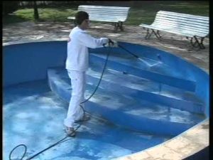 Cómo pintar una piscina de obra