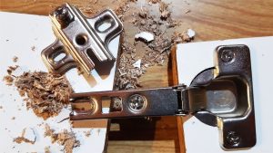 Cómo reparar agujeros en la madera