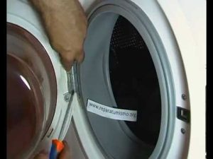 Cómo reparar la puerta de una lavadora