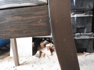 Cómo reparar las patas de una silla de madera