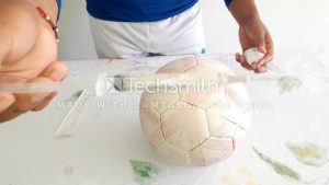 Cómo reparar un balon de futbol pinchado