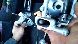 Cómo reparar un cinturon de seguridad atascado