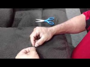 Cómo reparar un sillón de tela roto