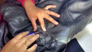 Cómo reparar una chaqueta de cuero