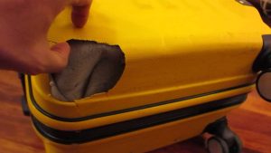 Cómo reparar una maleta rígida rajada