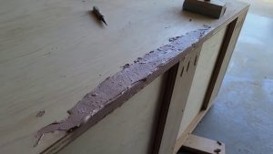 Cómo reparar una mesa de madera hinchada