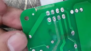 Cómo reparar una placa electrónica rota