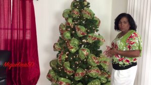 Cómo decorar un árbol de navidad con malla y flores