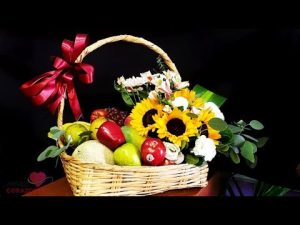 Cómo decorar una canasta de frutas y flores