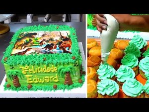 Cómo decorar una tarta de dinosaurios