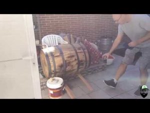 Cómo limpiar barricas de vino