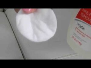 Cómo limpiar cuero blanco manchado con tinta