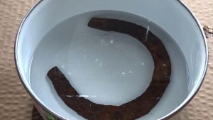 Cómo limpiar una herradura oxidada